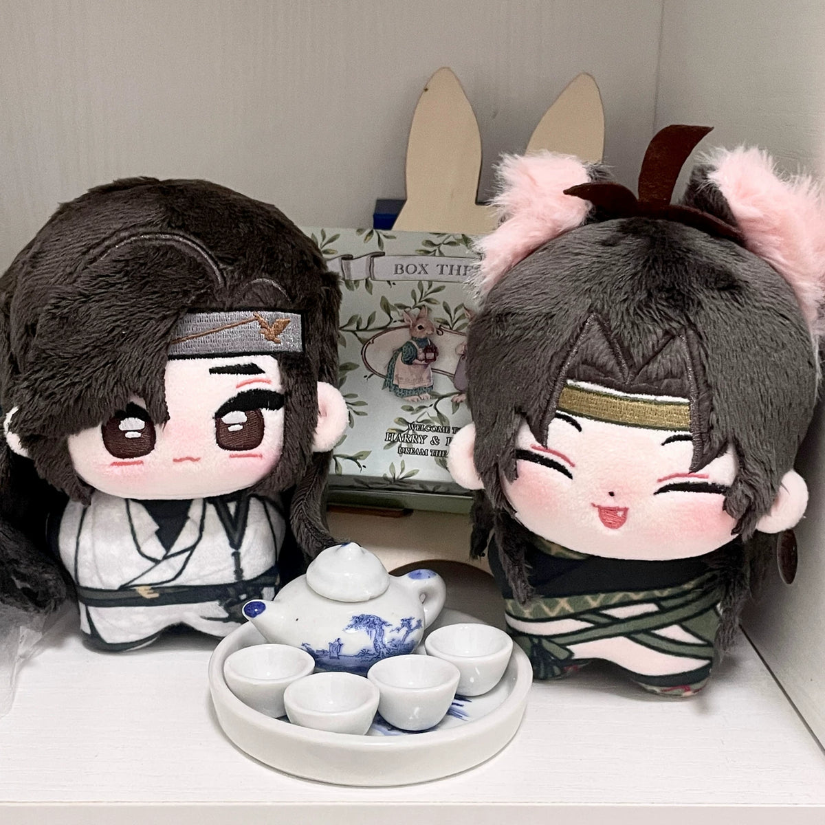 Where Winds Meet Jiuliu Mouse duo plush dolls displayed with tea set